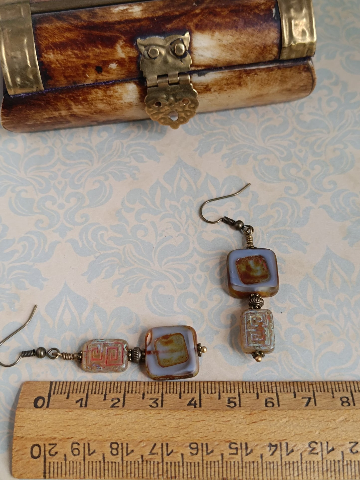 Boucles d'oreilles pendantes perles de verre tchèque asymétriques style bohème mystérieux moderne