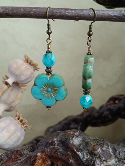 Boucles d'oreilles pendantes fleurs perles de verre tchèque asymétriques végétales bohèmes