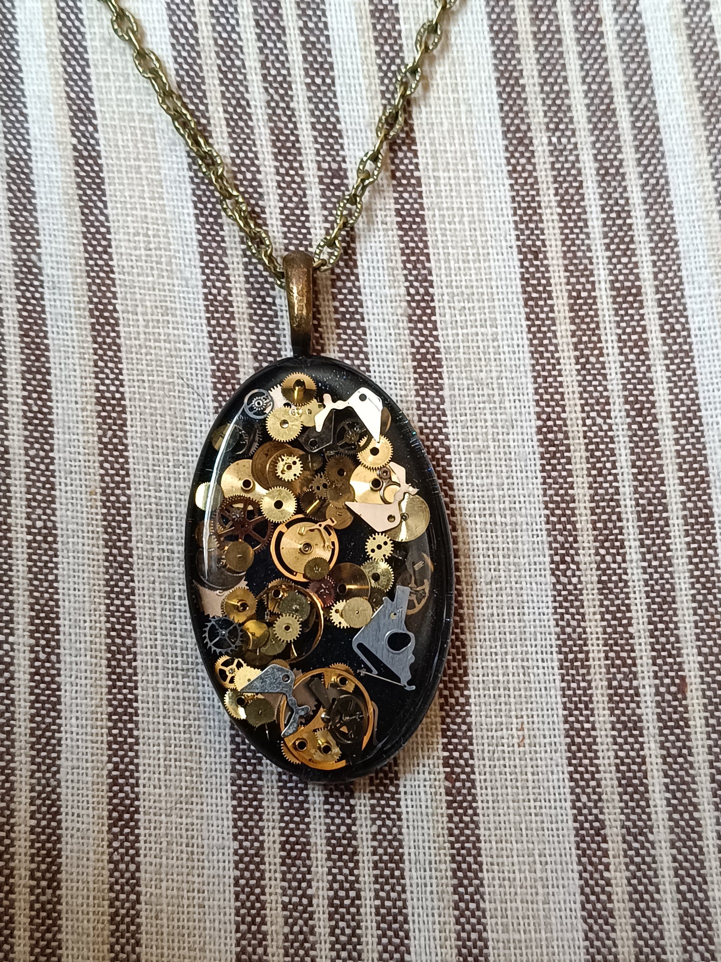 Grand Pendentif Steampunk Engrenages Résine Époxy Noir Chaîne Bronze Artisanal