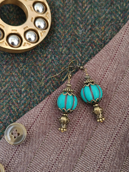 Boucles d'oreilles steampunk montgolfière turquoise avec perles de verre tchèque et mouvement horloger vintage - vue principale
