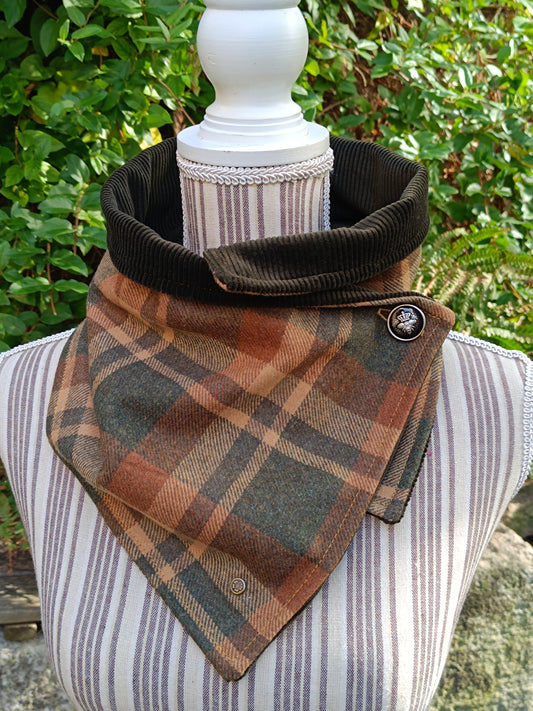 Tour de cou tartan laine vert ocre marron doublé velours brun foncé et bouton moderne abeille