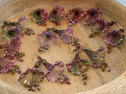 Boucles d'Oreilles Pendantes Féeriques Vertes et Violettes Fleurs Acrylique Perles Verre Tchèque XXL