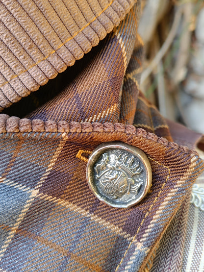Tour de cou tartan marron et bleu doublé velours côtelé et bouton blason héraldique
