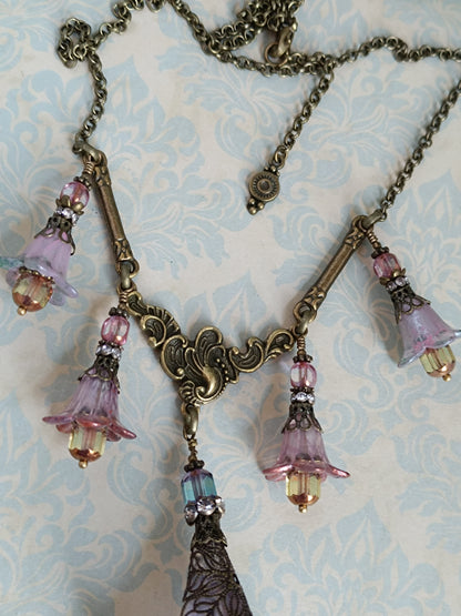 Rêveries Florales Collier fairycore romantique en bronze antique, fleurs lucite peintes main, perles lanternes verre tchèque