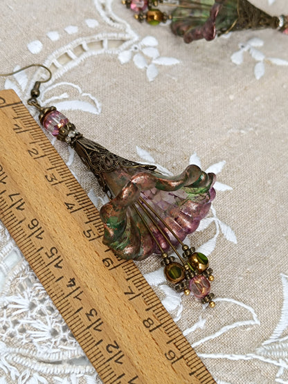 Boucles d'Oreilles Pendantes Féeriques Vertes et Violettes Fleurs Acrylique Perles Verre Tchèque XXL