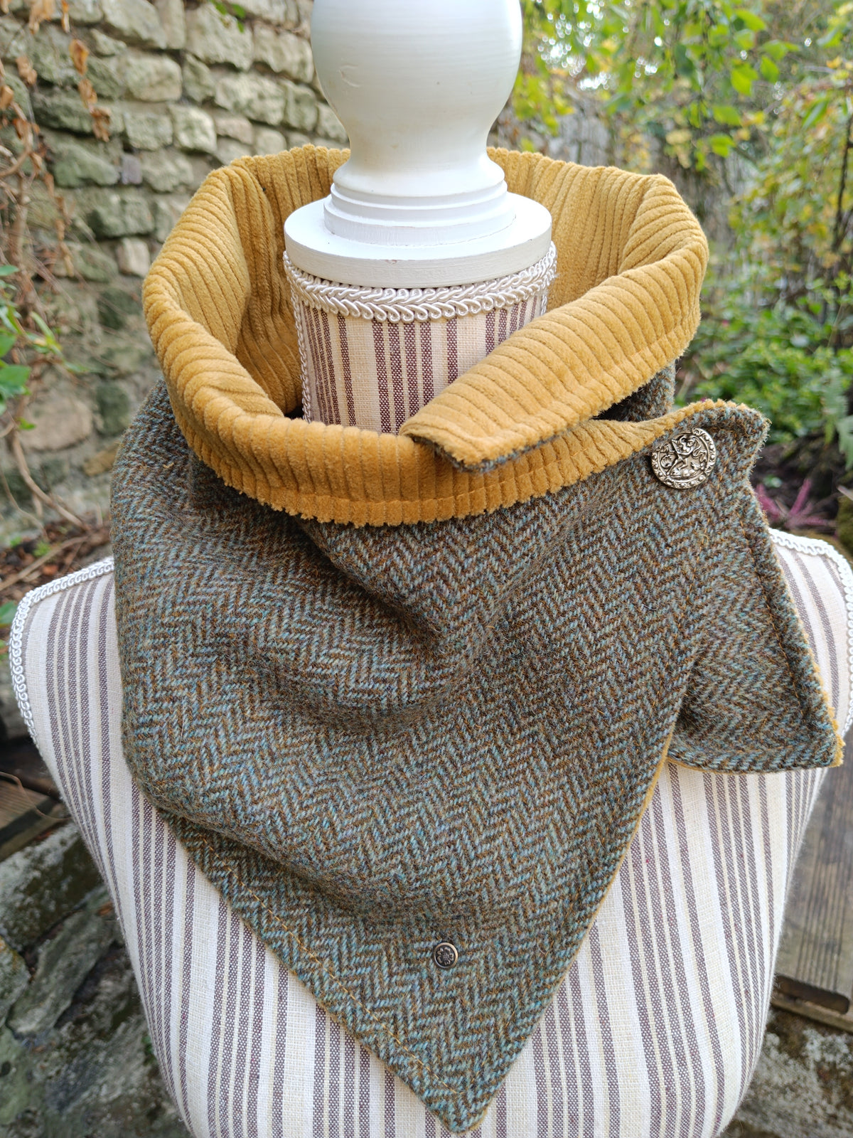 Tour de cou en tweed celtique doublé de velours côtelé bouton Poséidon