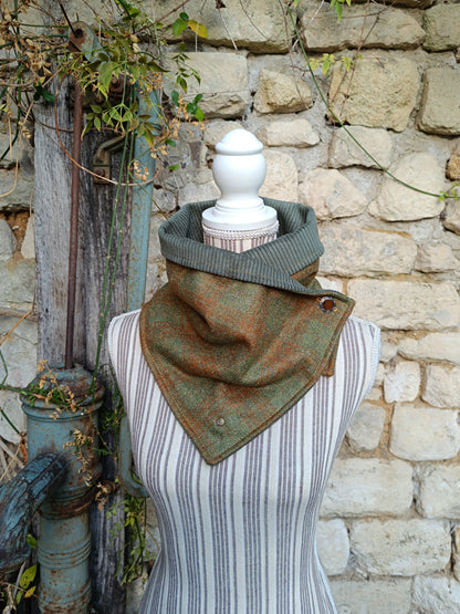 Tour de cou femme en cachemire tartan vert et marron, bouton octogonal brun