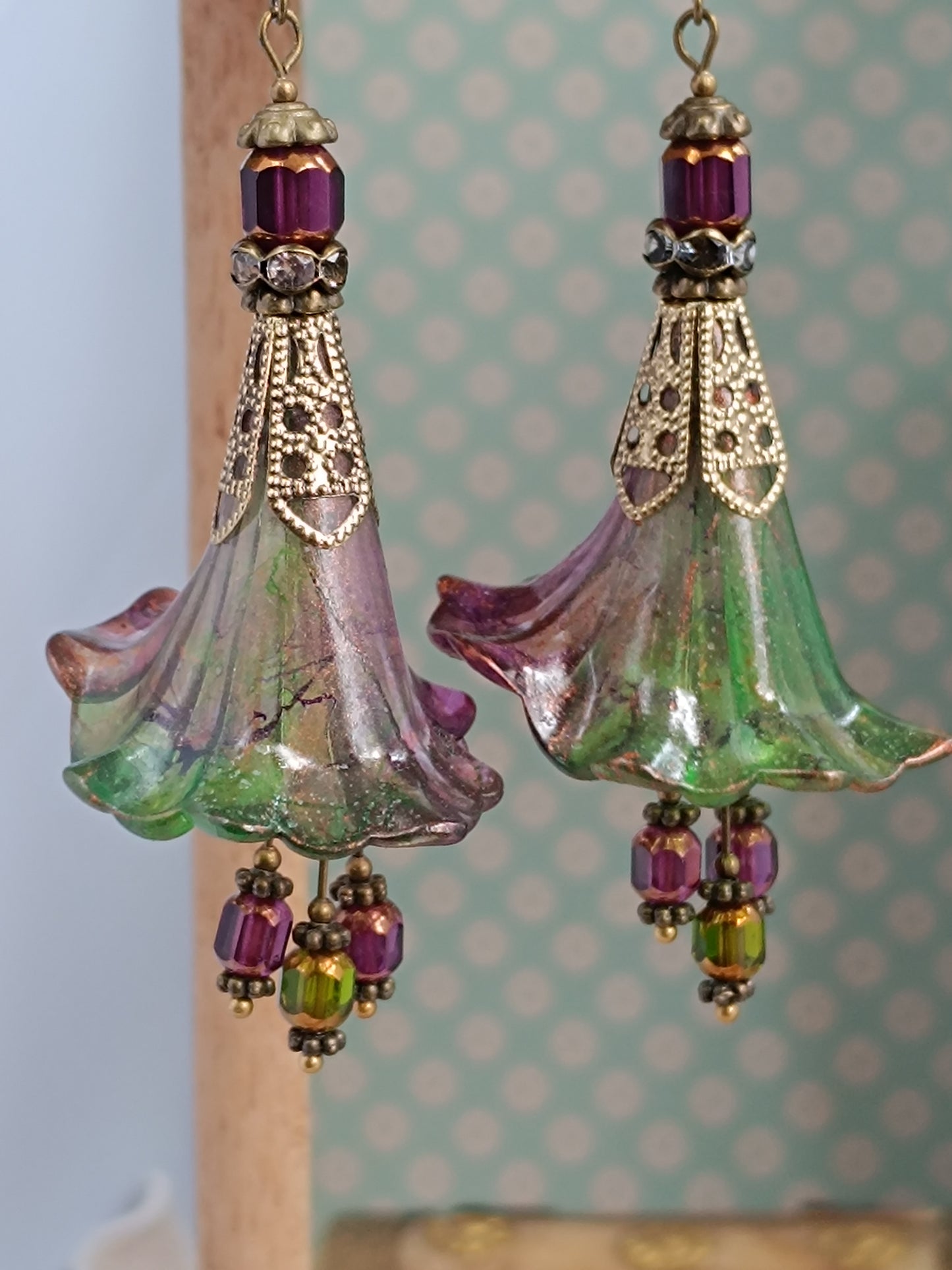 Boucles d'Oreilles Pendantes Féeriques Vertes Violet Profond Perles Verre Tchèque XXL