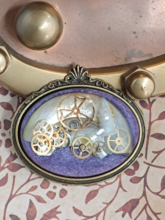 Broche Steampunk Cabochon Horizontal – Résine Époxy, Fond Violet, Engrenages Authentiques & Nacre Vintage