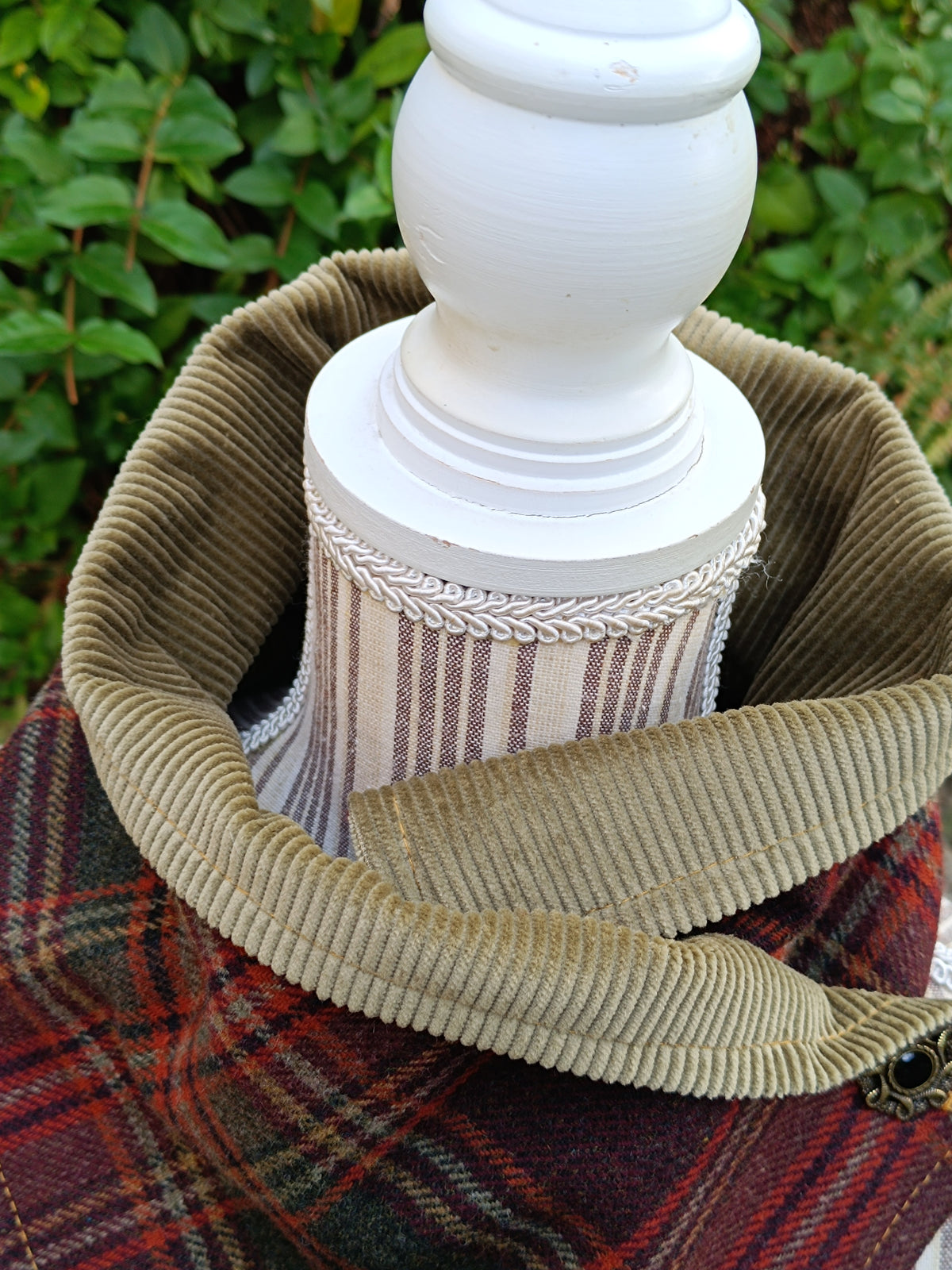 Tour de cou tartan laine bordeaux vert ocre doublé velours mousse et bouton celtique