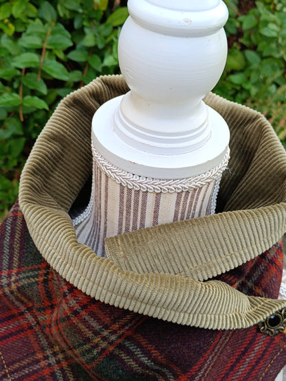 Tour de cou tartan laine bordeaux vert ocre doublé velours mousse et bouton celtique