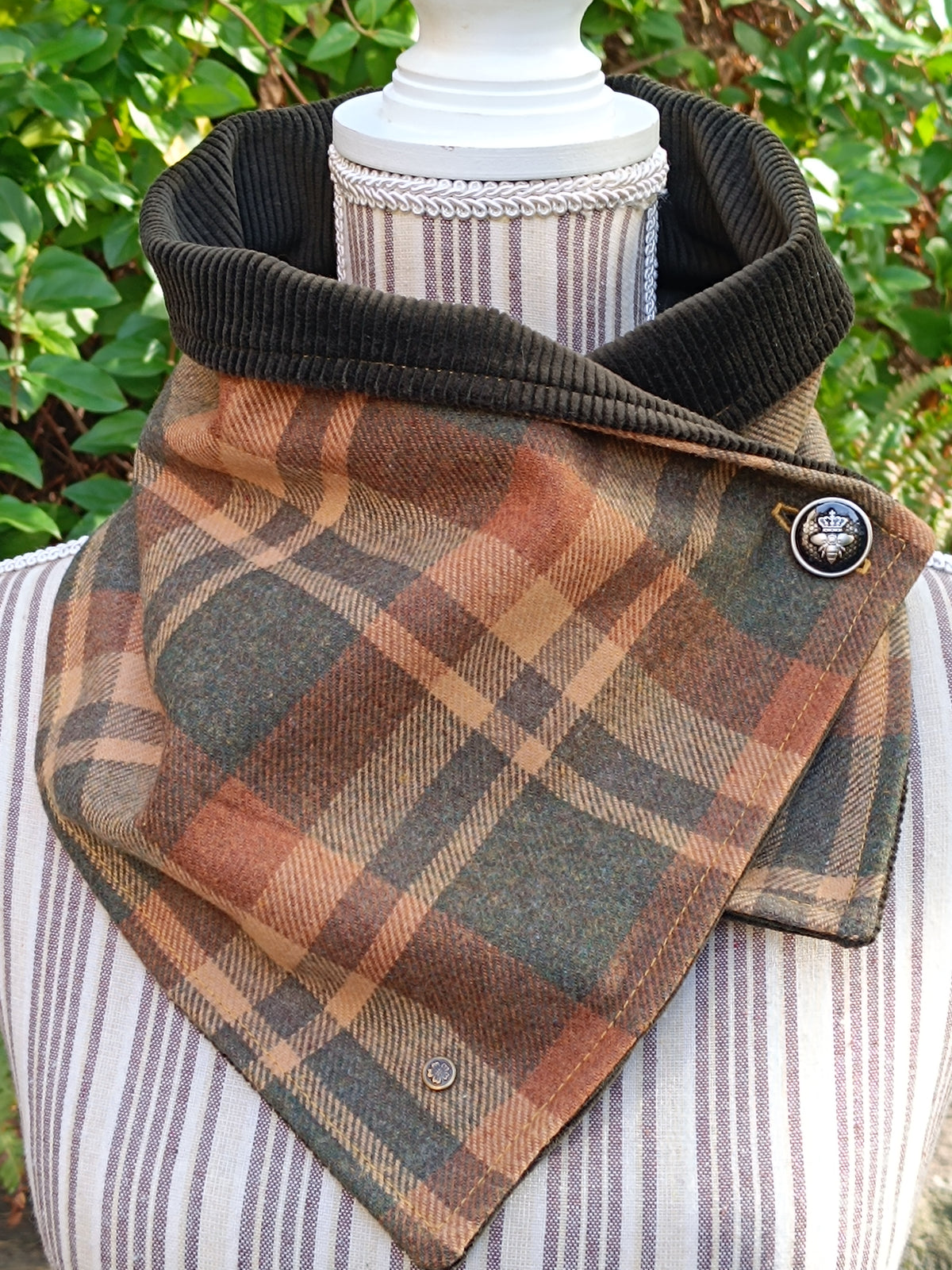 Tour de cou tartan laine vert ocre marron doublé velours brun foncé et bouton moderne abeille