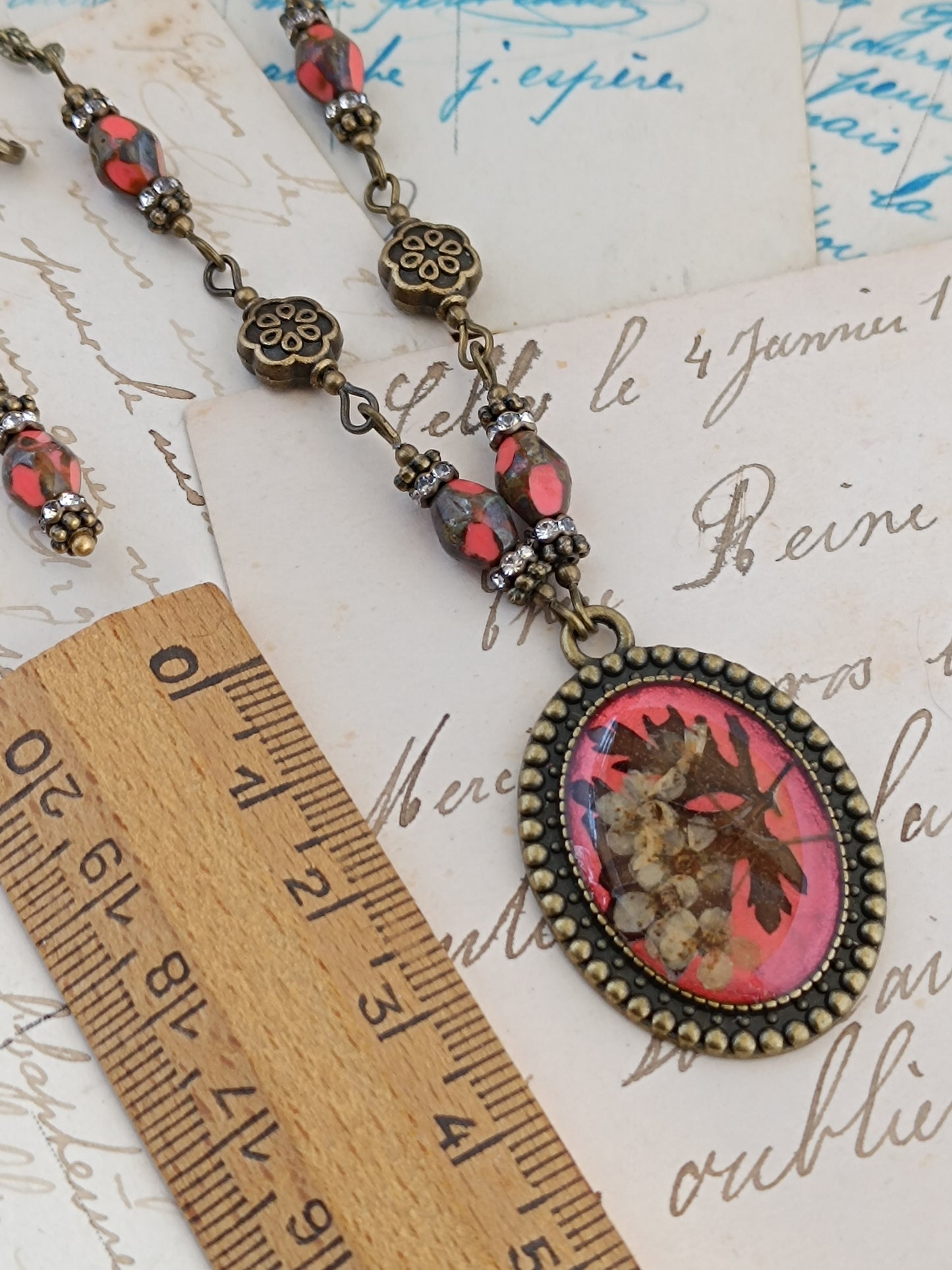 Pendentif Botanique Dark Floral Fleurs Séchées Résine Bronze Antique 3 x 2,5 cm