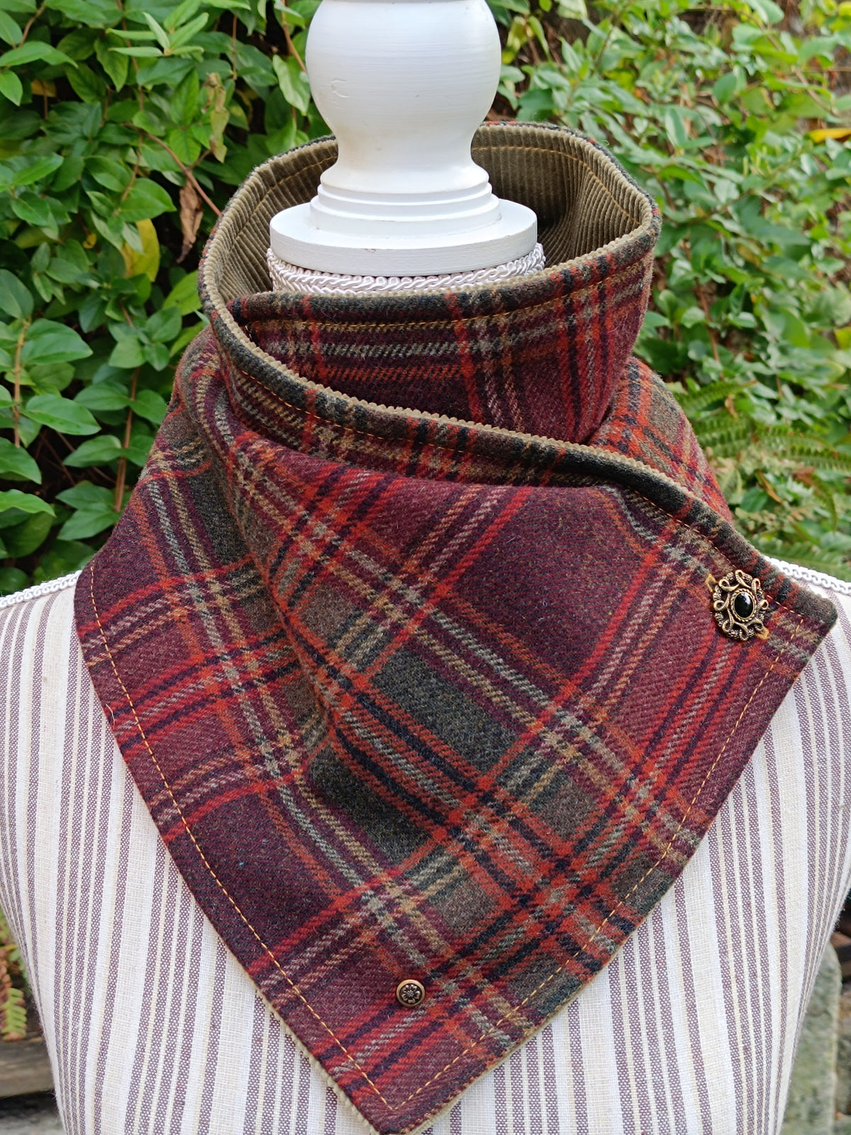 Tour de cou tartan laine bordeaux vert ocre doublé velours mousse et bouton celtique