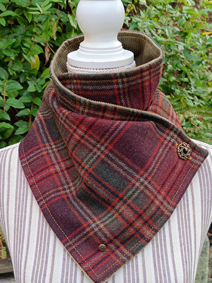 Tour de cou tartan laine bordeaux vert ocre doublé velours mousse et bouton celtique