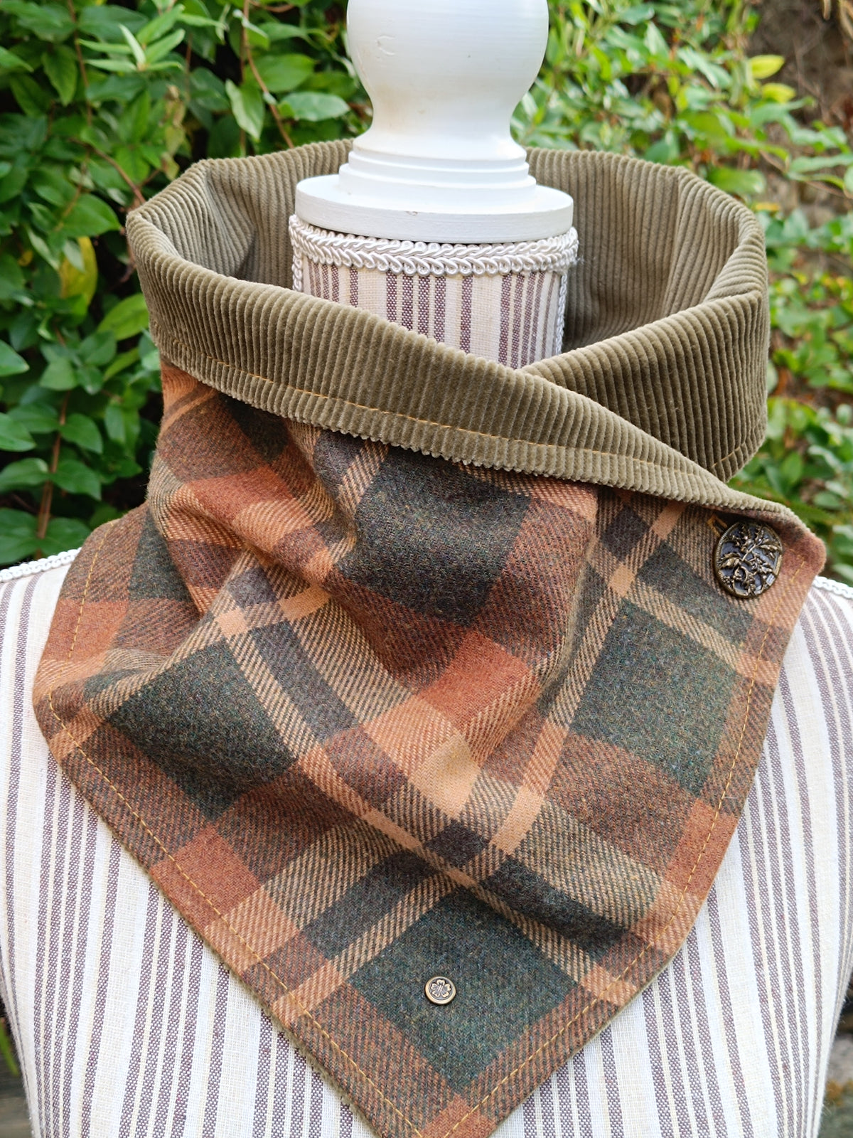 Tour de cou tartan écossais doublé velours vert mousse et bouton de collection vintage houx