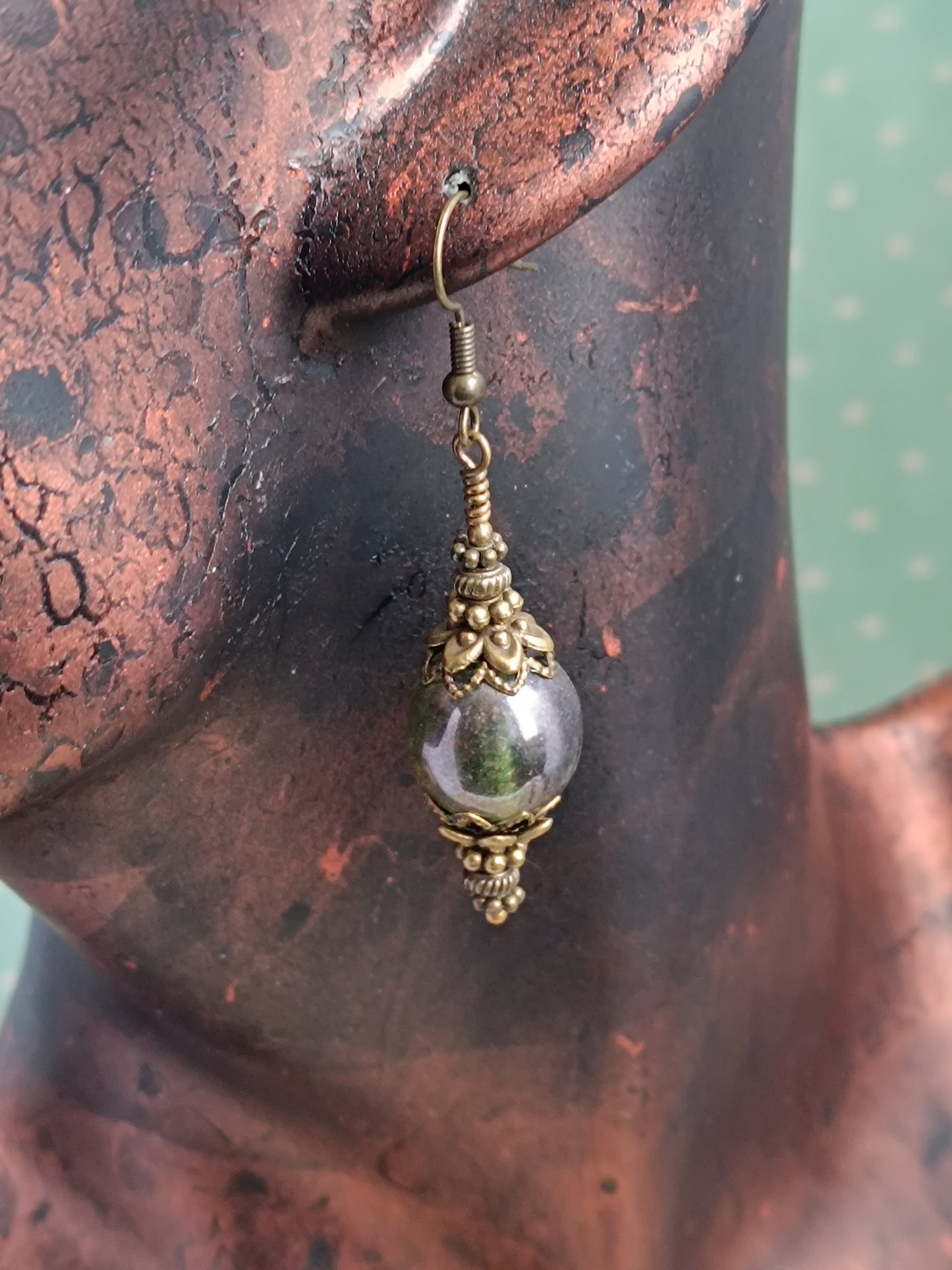 Boucles d'Oreilles Pendantes Victoriennes Verre Tchèque Vert Lustré Bronze Antique
