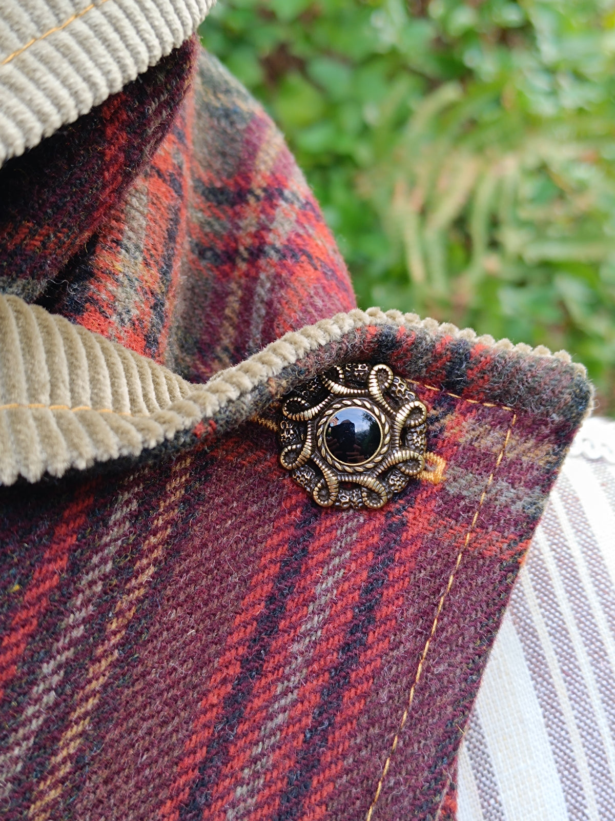 Tour de cou tartan laine bordeaux vert ocre doublé velours mousse et bouton celtique