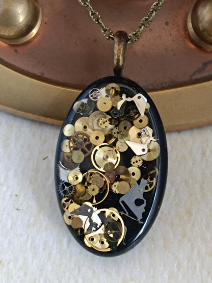 Grand Pendentif Steampunk Engrenages Résine Époxy Noir Chaîne Bronze Artisanal