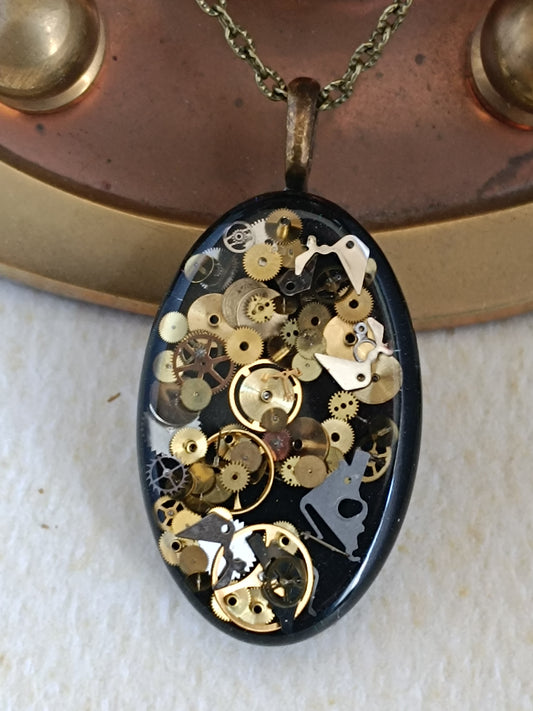 Grand Pendentif Steampunk Engrenages Résine Époxy Noir Chaîne Bronze Artisanal