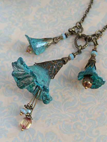 Collier Sautoir Fleurs Féeriques Bleu Turquoise - Lucite Peinte Main Bronze Antique