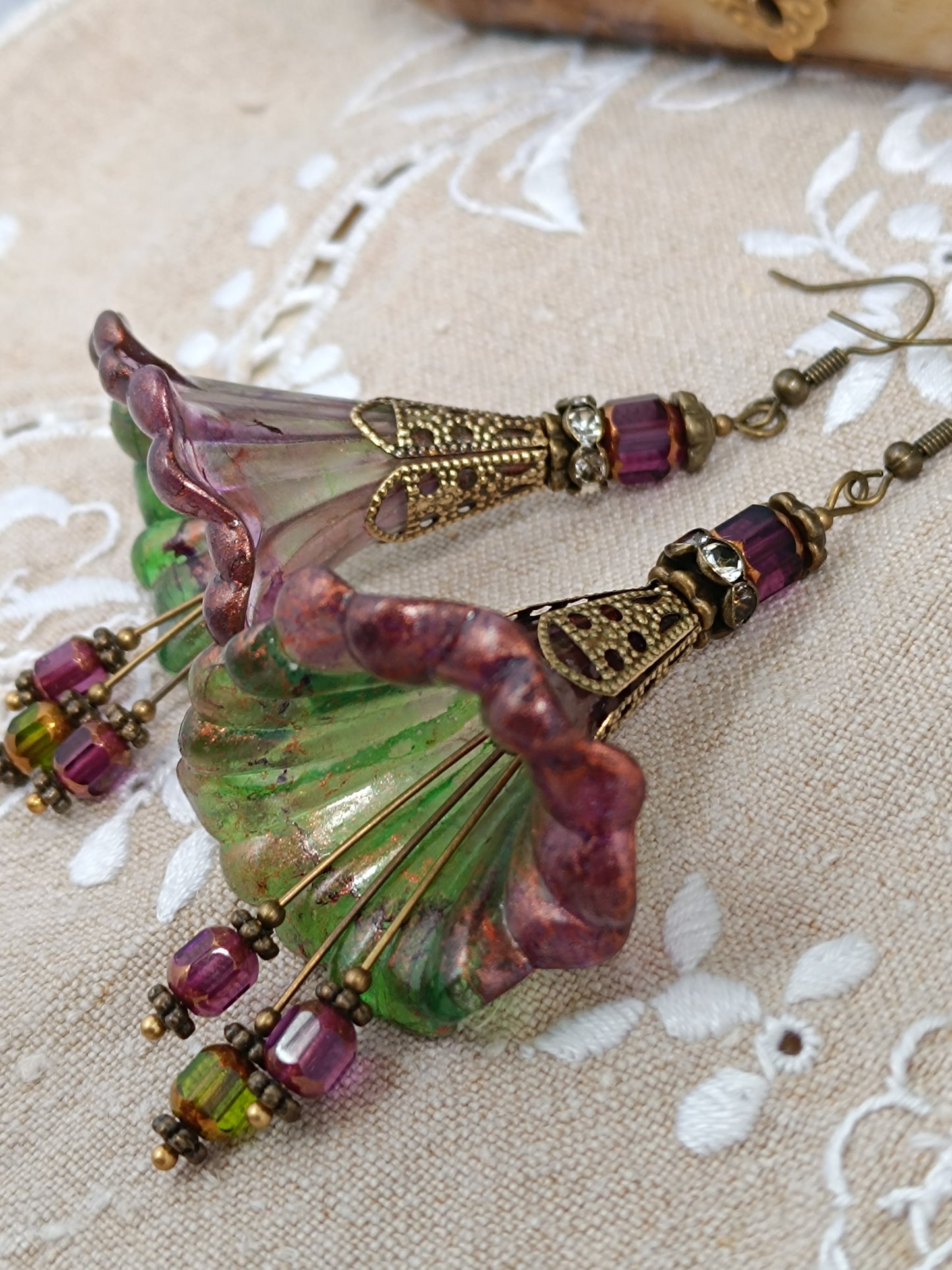 Boucles d'Oreilles Pendantes Féeriques Vertes Violet Profond Perles Verre Tchèque XXL