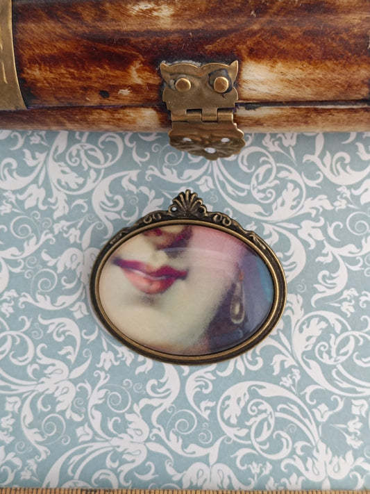 Broche cabochon verre bouche, original style cabinet de curiosités victorien