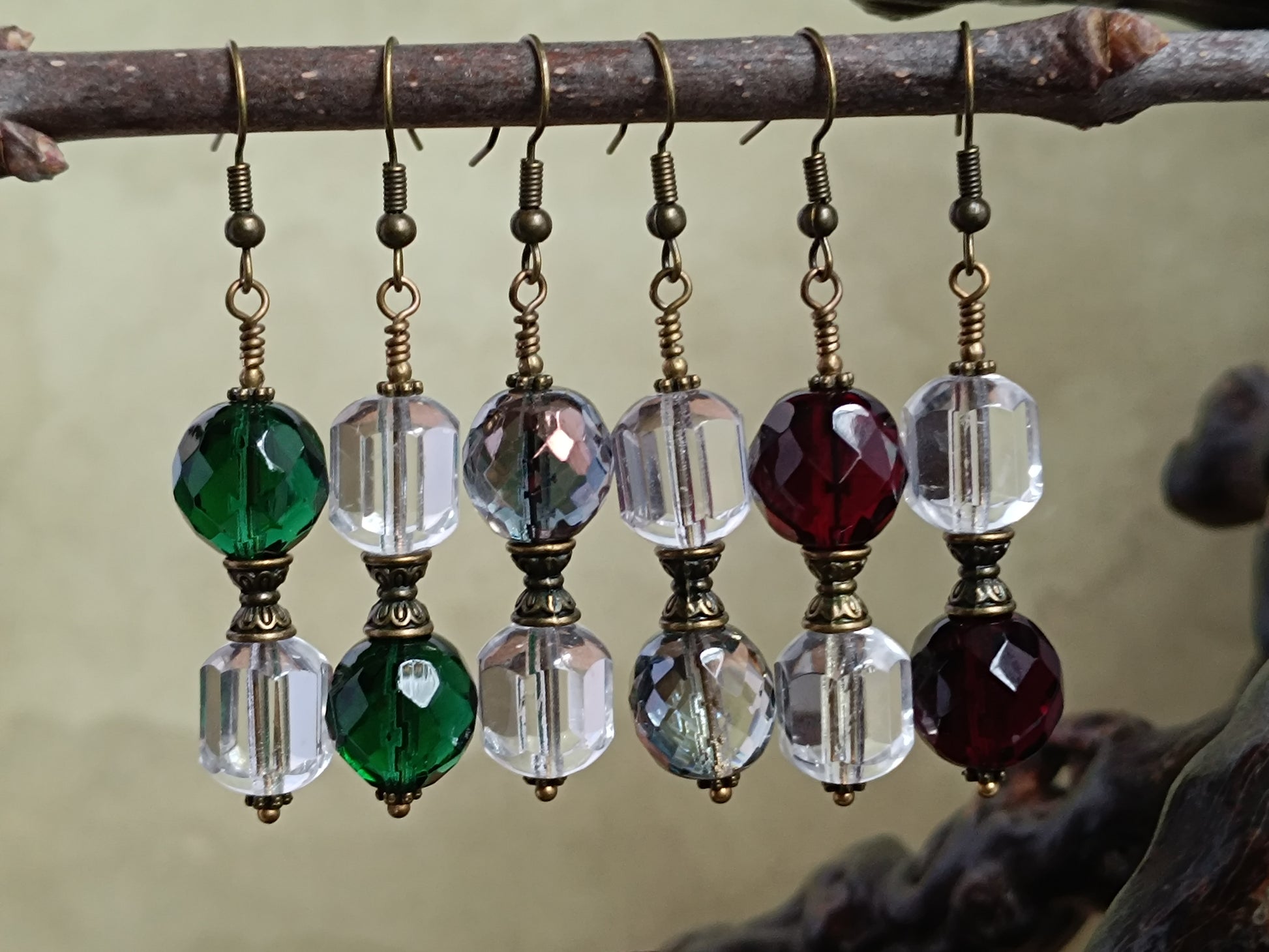boucles d'oreilles perles de verre tchèques asymétriques transparentes et colorées  