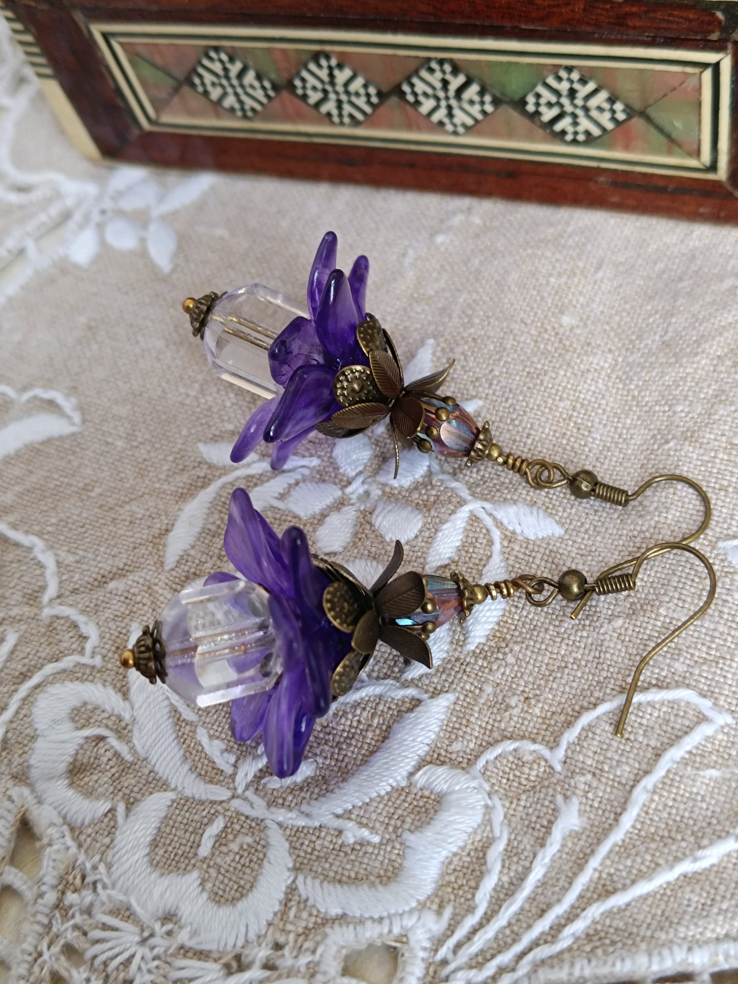 Boucles d'oreilles Fleurs Pompons Ultra Violettes Féeriques Bijou Bohème