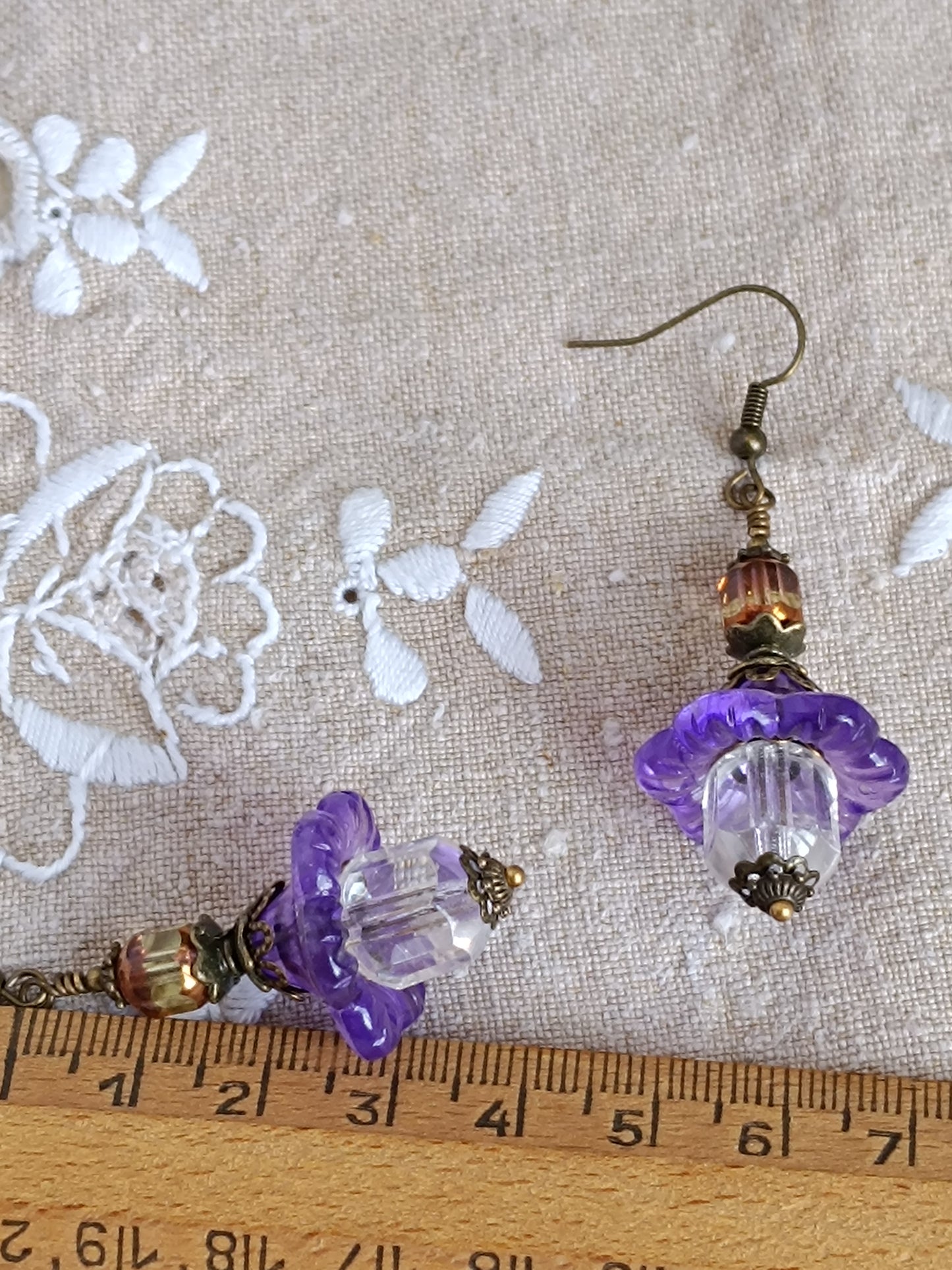 Boucles d'oreilles fleurs de lucite vintage et perles de verre tchèque