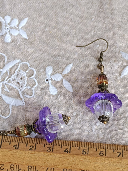 Boucles d'oreilles fleurs de lucite vintage et perles de verre tchèque