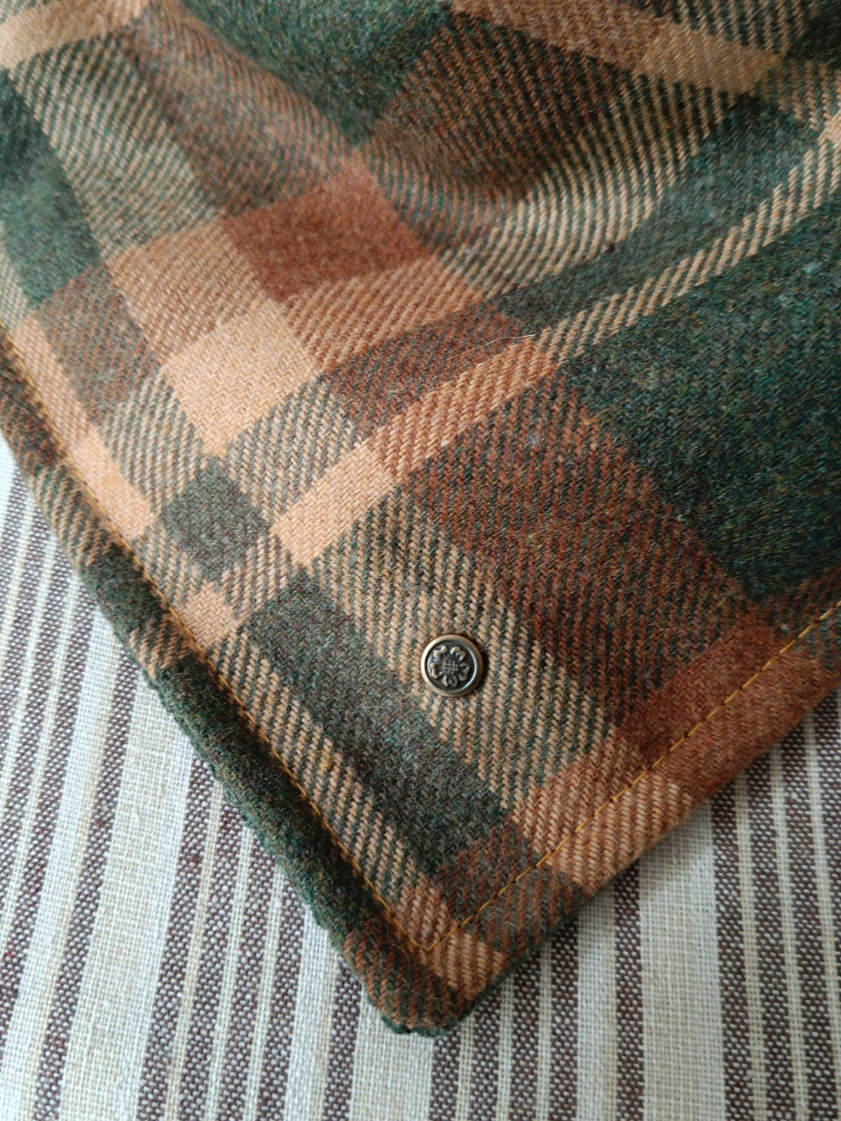 Ensemble personnalisé deux tours de cou tartan et boucles d’oreilles fleurs roses