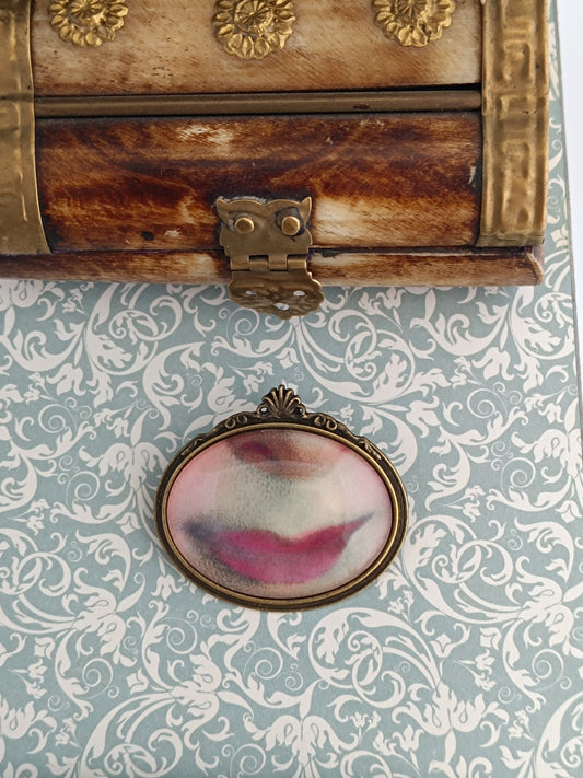 Broche cabochon verre bouche, original style cabinet de curiosités victorien