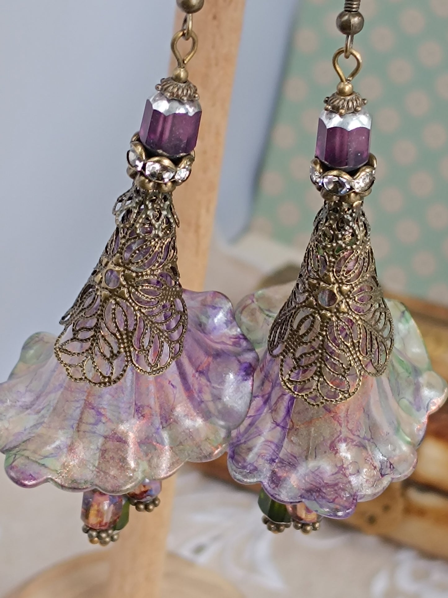 Boucles d'Oreilles Pendantes Féeriques Vertes et Violettes Fleurs Acrylique Perles Verre Tchèque XXL