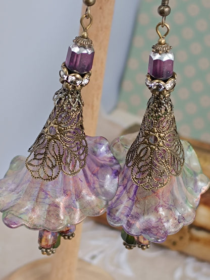 Boucles d'Oreilles Pendantes Féeriques Vertes et Violettes Fleurs Acrylique Perles Verre Tchèque XXL