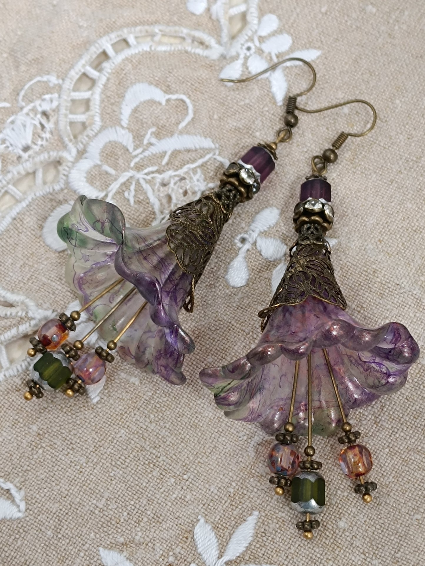 Boucles d'Oreilles Pendantes Féeriques Vertes et Violettes Fleurs Acrylique Perles Verre Tchèque XXL