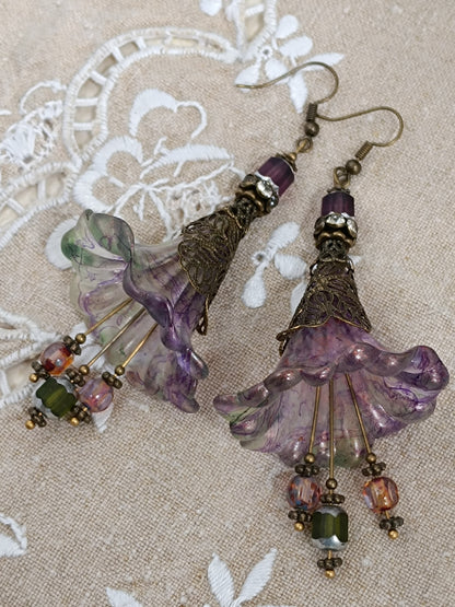 Boucles d'Oreilles Pendantes Féeriques Vertes et Violettes Fleurs Acrylique Perles Verre Tchèque XXL