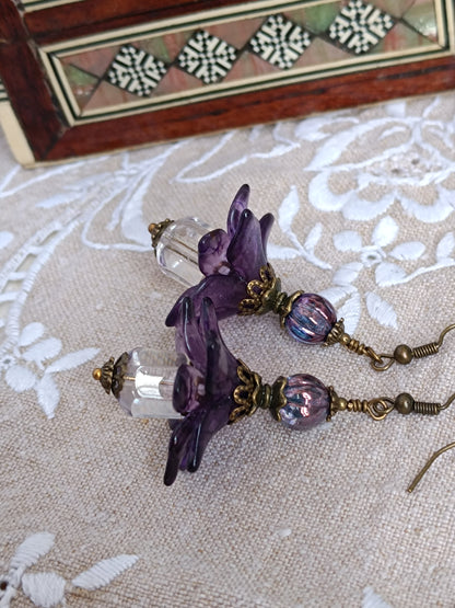 Boucles d'oreilles fleurs féeriques pompons reflets ultra violet et éclats véga