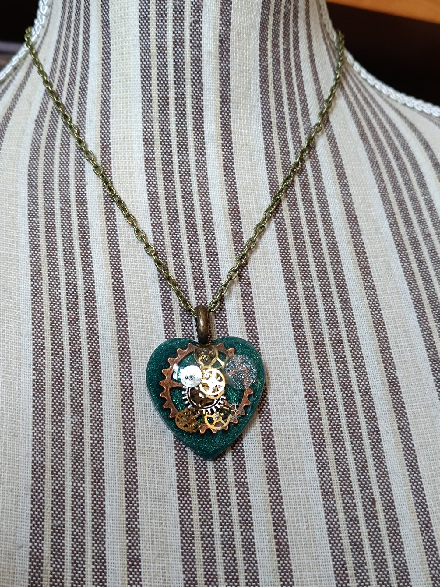 Pendentif Steampunk Cœur Engrenages Résine Époxy Vert Chaîne Bronze Artisanal