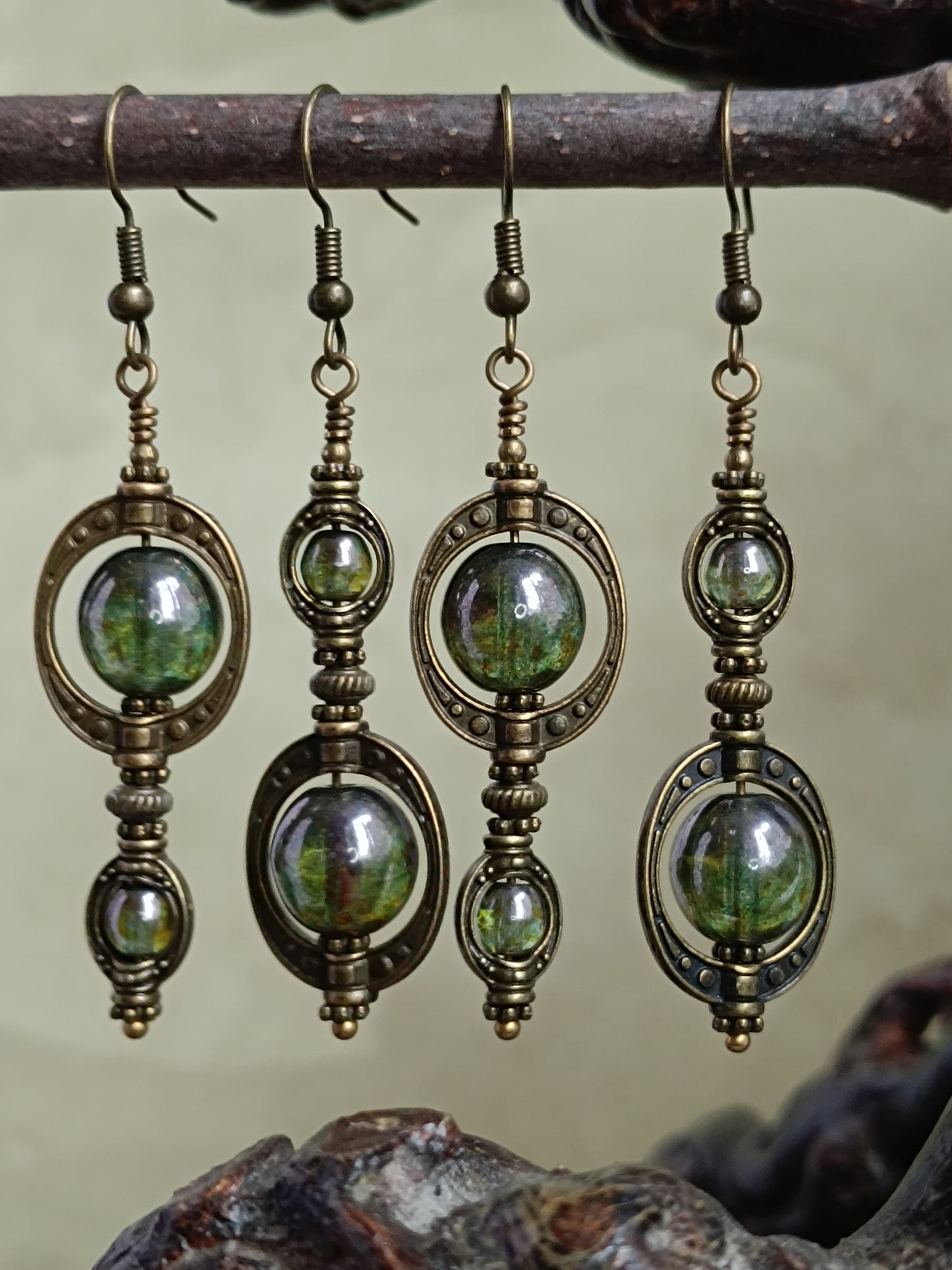 Boucles d'oreilles pendantes perles de verre tchèque asymétriques romantiques et mystérieuses vert lustré créations Aucoudesanges