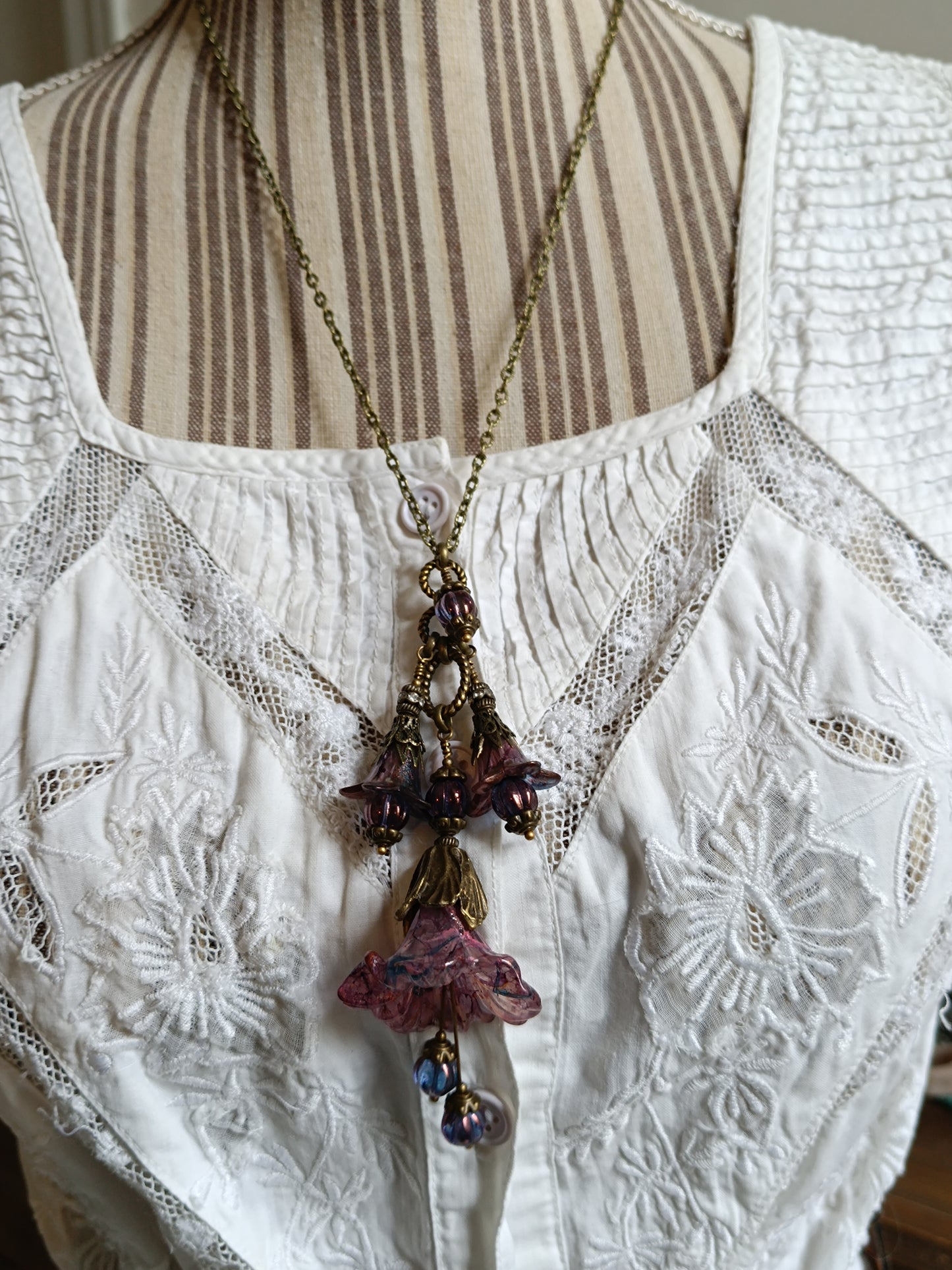 Parure “Fleurs Féeriques” – Collier & boucles d’oreilles assorties