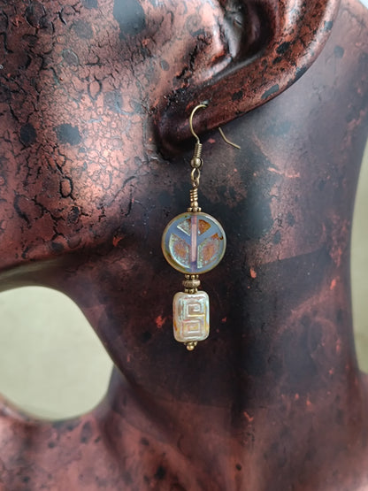 Boucles d’oreilles pendantes asymétriques perles symbole de paix & motifs graphiques  laiton bronze antique artisanat poétique