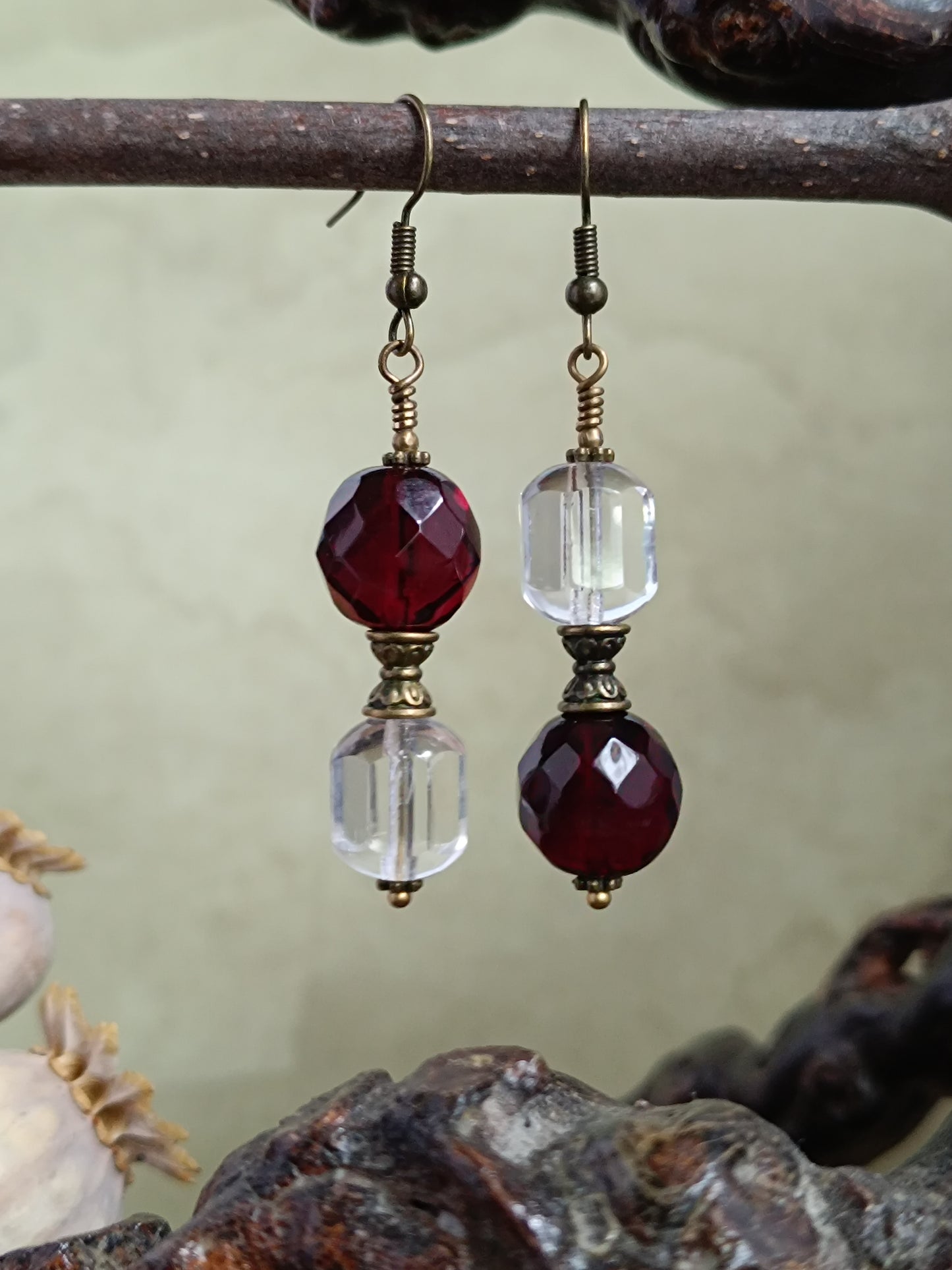 Boucles d'oreilles pendantes perles de verre tchèque asymétriques style vintage modernisé