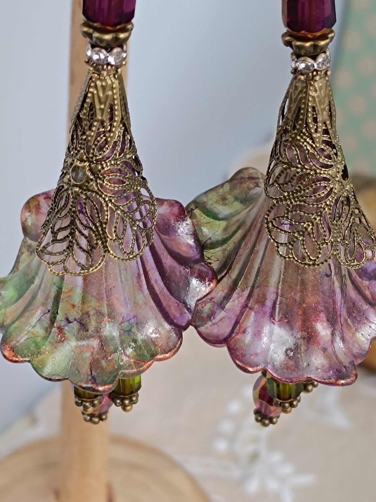 Boucles d'Oreilles Pendantes Féeriques Vertes et Violettes Fleurs Acrylique Perles Verre Tchèque XXL