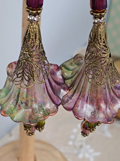 Boucles d'Oreilles Pendantes Féeriques Vertes et Violettes Fleurs Acrylique Perles Verre Tchèque XXL