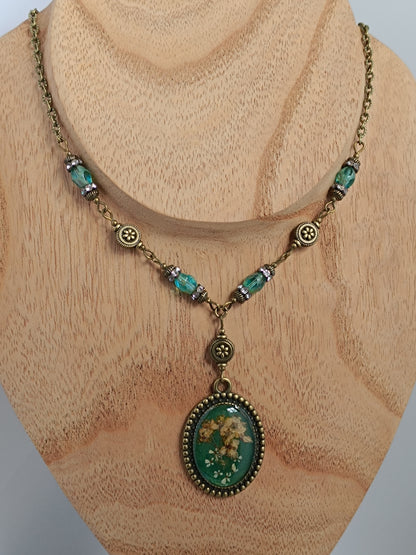 Collier Vintage Romantique Médaillon Artisanal Fleurs Séchées Fond Vert 3 x 2,5 cm