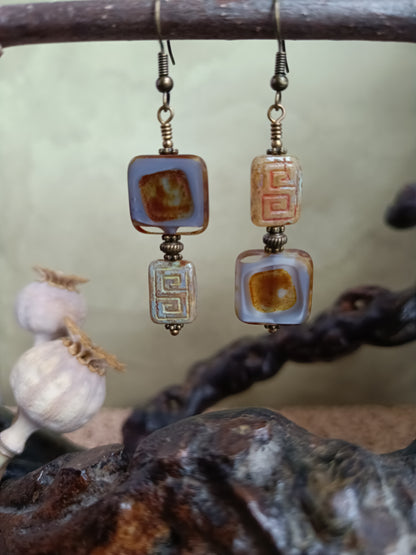 Boucles d'oreilles pendantes perles de verre tchèque asymétriques style bohème mystérieux moderne