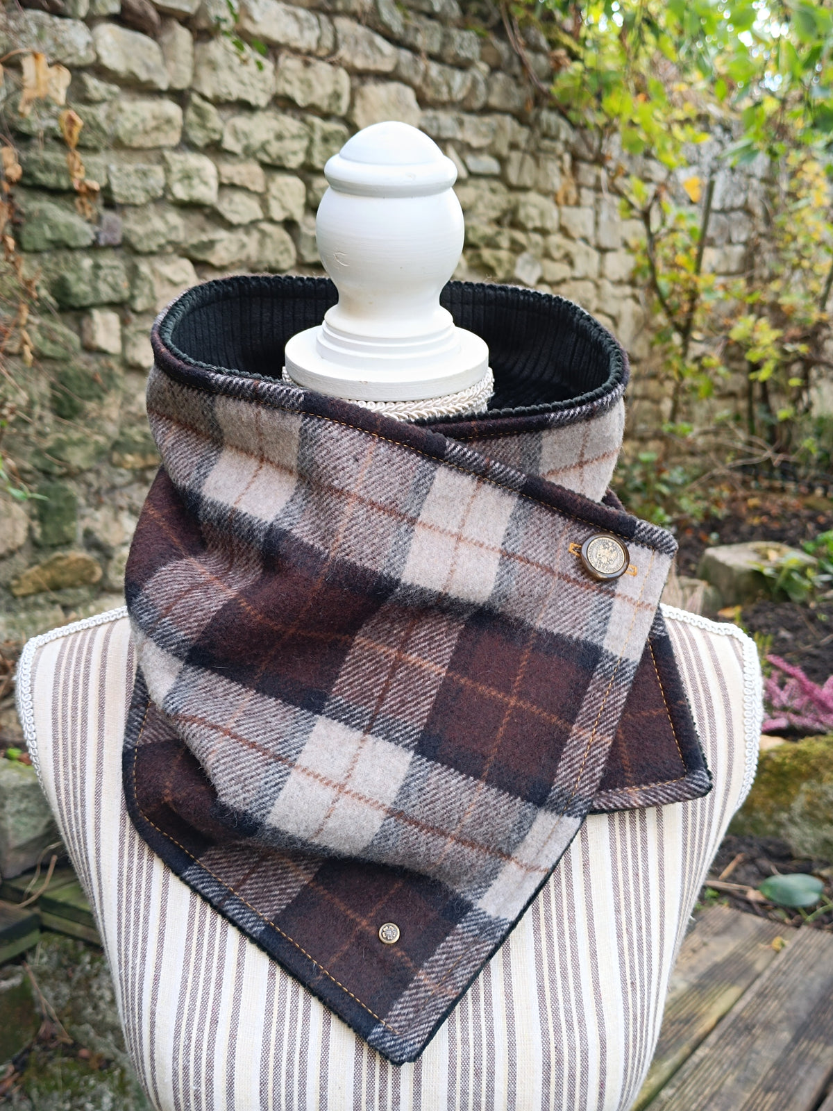 Tour de cou tartan écossais laine doublé velours côtelé et bouton vintage traditionnel