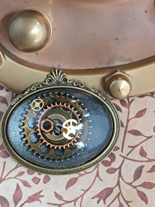 Broche Steampunk "Œil du Temps" cabochon horizontal résine époxy