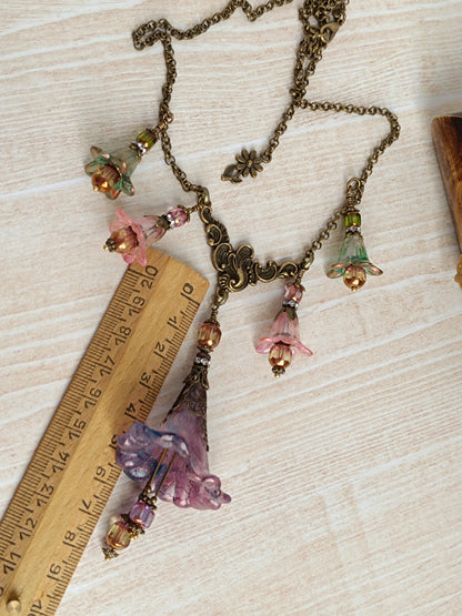 Rêveries Florales Collier fairycore romantique en bronze antique, fleurs lucite peintes main, perles lanternes verre tchèque